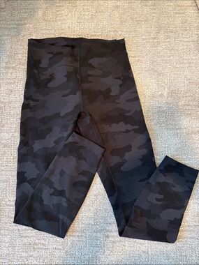 lululemon instill High -Rise tight 25” Black Gently Worn